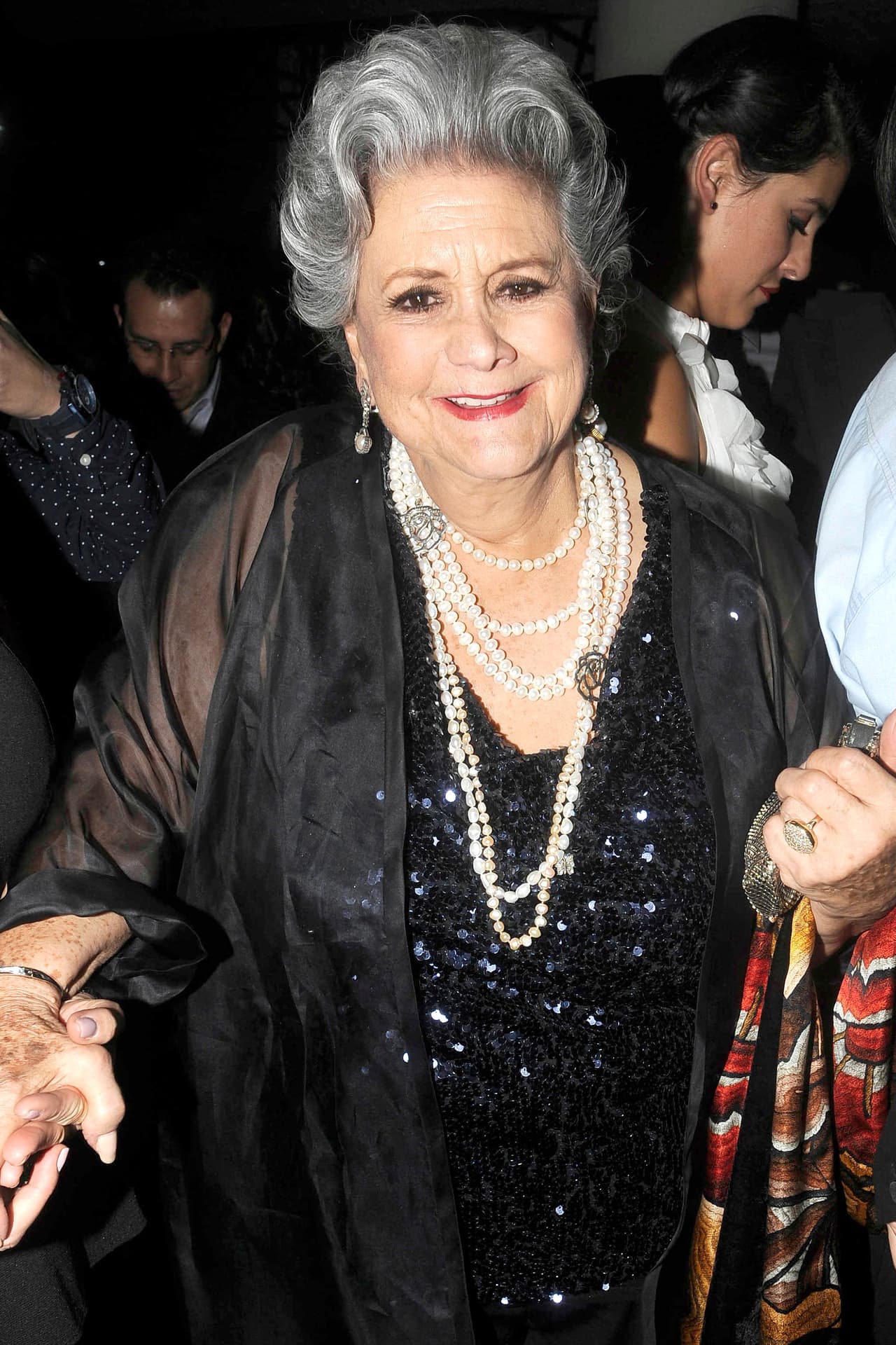 'Mati' era la dulce abuela de 'Miguel Ángel' (
<b><a href="http://www.univision.com/temas/jaime-camil">Jaime Camil</a></b>) y 'Alejo' (
<b><a href="http://www.univision.com/temas/mark-tacher">Mark Tacher</a></b>), quienes tenían que salvar el negocio que ella y su abuelo les habían heredado.