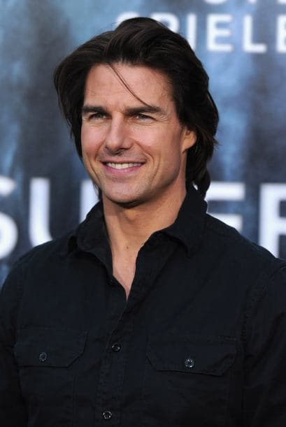 TOM CRUISE- El conocido actor de Hollywood, antes de vestir ropas de marca y viajar en jets privados, se dedicó a ser botones de un hotel, él obviamente no sospechaba que algún día la vida le iba a sonreír así.