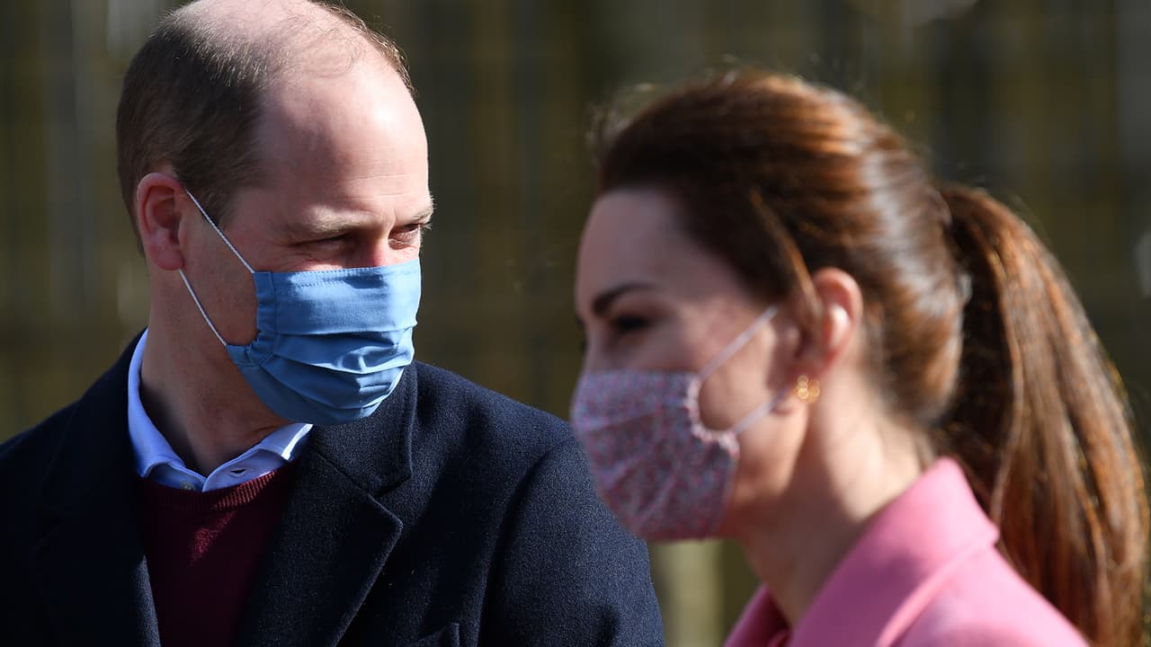 En esa charla, el príncipe Harry y Meghan Markle acusaron, entre otras cosas, de 
<b><a href="https://www.univision.com/famosos/meghan-harry-piel-archie-racismo-oprah" target="_blank">un supuesto acto racista</a></b> por parte de un miembro de la corona hacia su hijo Archie. Esto ocasionó que el príncipe William saliera días después a decir que en su familia no eran racistas. 
<br>