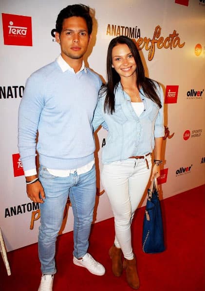 "Estamos muy
<b>enfocados en nuestras carreras</b>. A ella le está yendo muy bien, afortunadamente a mí también entonces vamos hacia donde vinimos, cada quien de su país vinimos a esforzarnos y a seguir trabajando duro y decidimos tomar este tiempo para
<b>enfocarnos en nosotros</b>”, declaró el actor venezolano al programa de televisión 'De primera mano'.