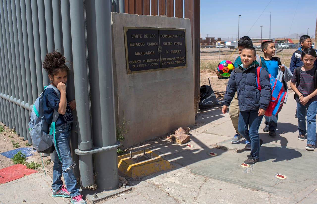 <b>Fontera EEUU-México.</b> Estudiantes cruzan la frontera de regreso desde Columbus, Nuevo México, EEUU, a Palomas, Chihuahua, México, después del día de asistir a clases del lado estadounidense de la frontera. El 60% de los estudiantes de la Escuela Columbus son ciudadanos estadounidenses que viven en México, hijos de padres que fueron deportados.