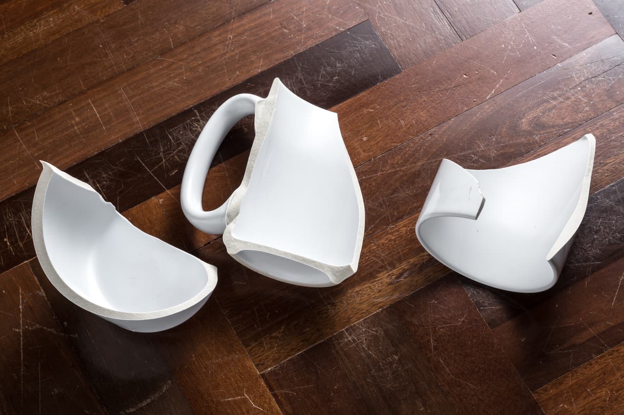 En general, cuando un objeto se rompe, pierde su integridad, y también con ella la energía que lo caracterizaba. Por eso cuando esto sucede lo mejor es deshacernos de ellos, pues ya han cumplido su función en nuestra casa.