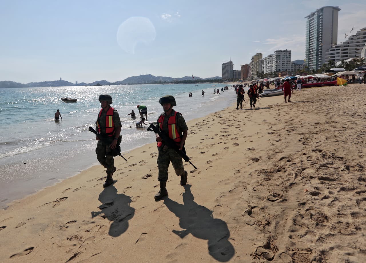 Militares realizan rondas de vigilancia en el turístico puerto de Veracruz