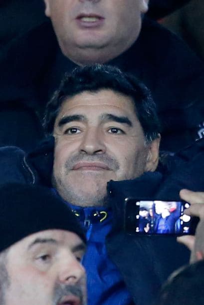 En ese mismo año pateó a un fotógrafo que se encontraba afuera de la casa del Padre del ex jugador.