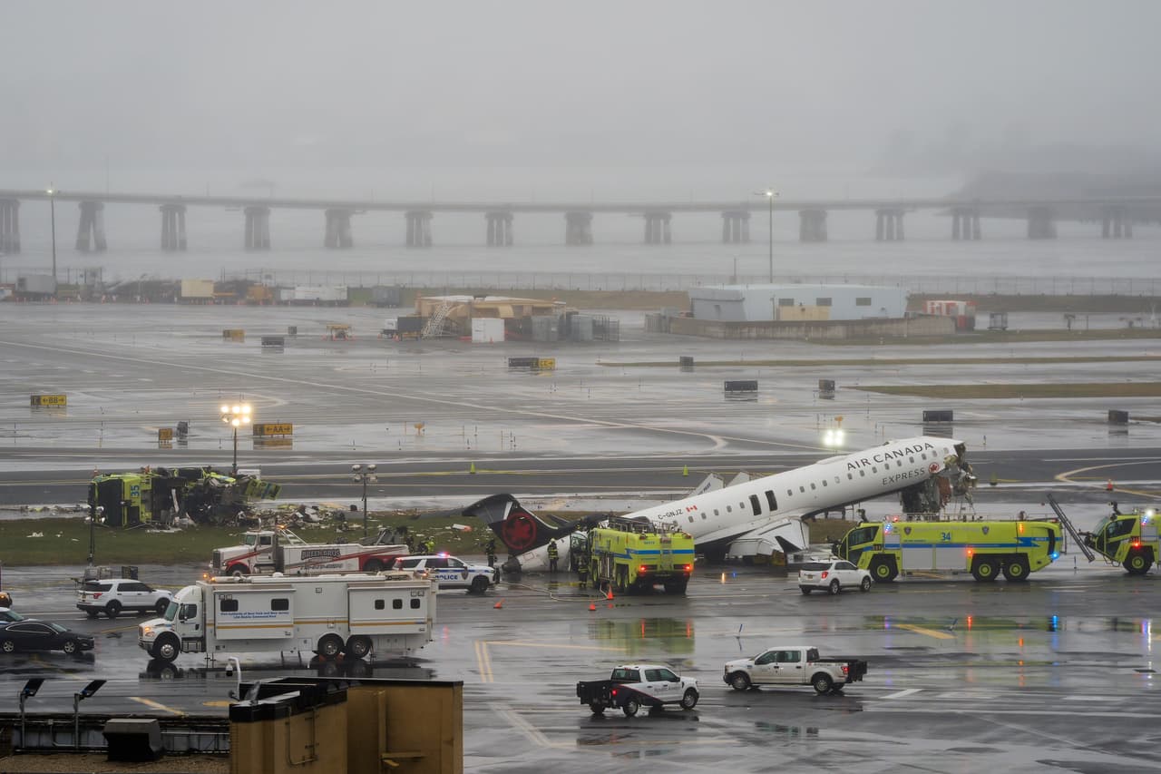 Vista aérea del accidente en LaGuardia, luego de que un avión de Air Canada Express chocó contra un camión.