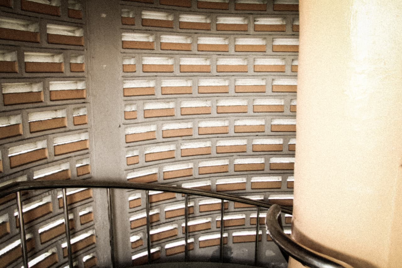 Asegúrate de que todos los miembros del hogar conozcan dos formas de escapar de cada habitación de su hogar y conozcan el lugar de reunión familiar fuera de su hogar.