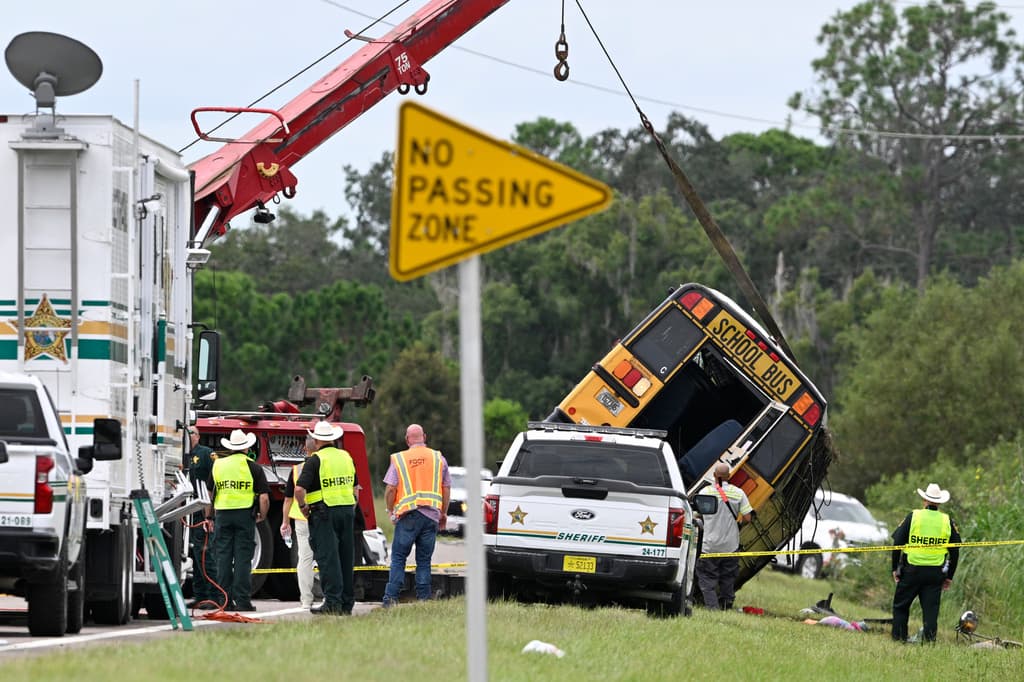 <b>De sus 72 años, el <a href="https://www.univision.com/local/orlando-wven/sheriff-de-polk-enfrenta-demanda-por-investigacion-fallida-que-criminalizo-a-victima-de-abuso-infantil" target="_blank">sheriff del condado Polk, Grady Judd</a>, lleva 56 sirviendo en las fuerzas del orden</b>
<b>público</b>. Y asegura que
<b>hacía "décadas" que no ocurría un accidente</b> como el del lunes, 5 de octubre, a las
<b>6:13 de la mañana</b>, en
<b>Lucerne Park Road</b>.
<br>
<br>
<b>Una estudiante del grado 10,</b> en la
<b>Winter Haven High School, </b>murió como resultado de las heridas que sufrió en el accidente. El conductor de un Jeep plateado
<b>también perdió la vida</b> en
<b><a href="https://www.univision.com/local/orlando-wven/choque-malibu-autobus-escolar-jeep-dos-vidas-winter-haven-florida" target="_blank">el choque que involucró a un autobús escolar</a> </b>y a otros dos autos.
