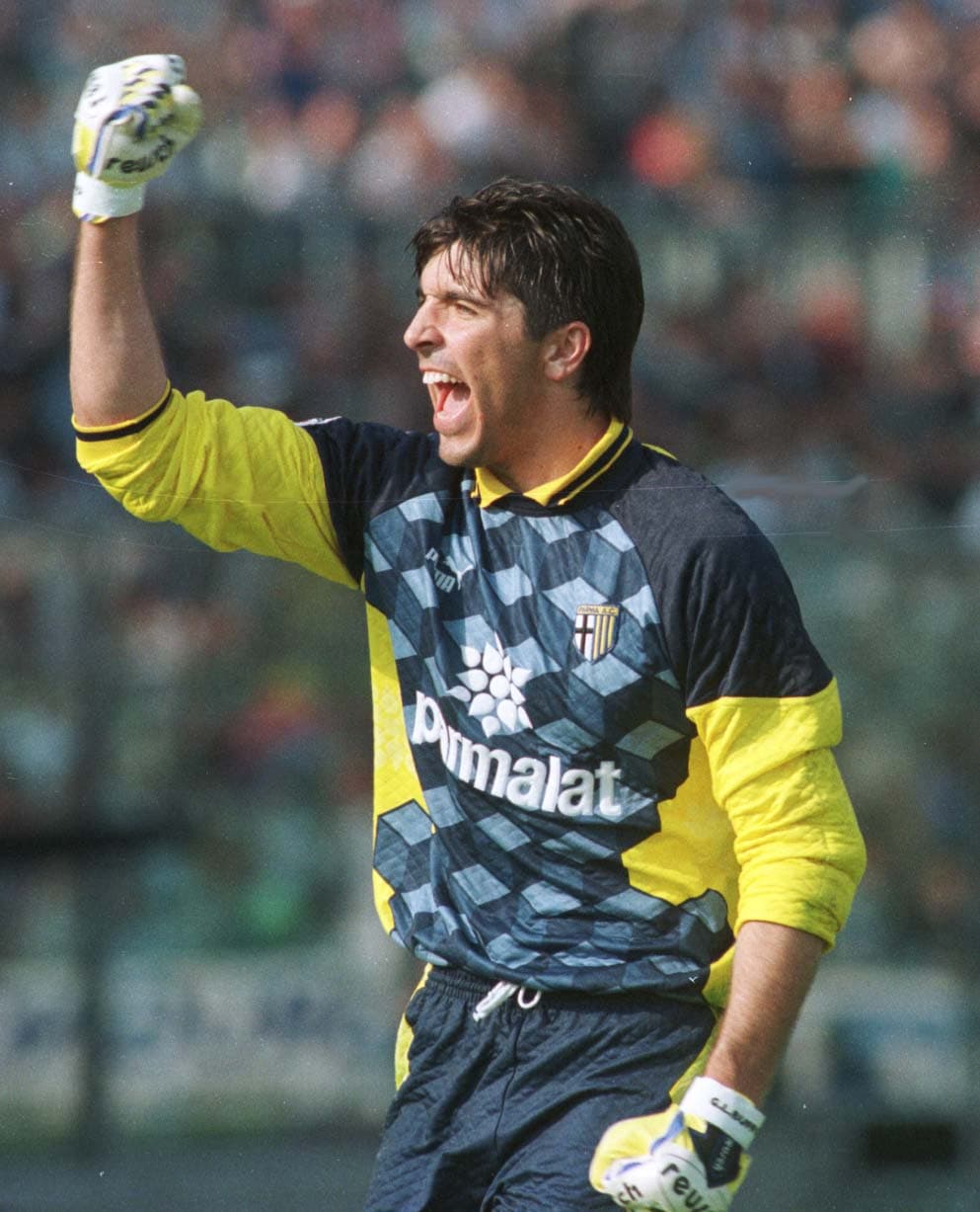 Gianluigi inició su carrera a los 13 años y se formó con el Parma. Como los arqueros se lesionaron, Buffon ocupó el puesto de manera provisional. Semanas después se convirtió en el guardameta titular.