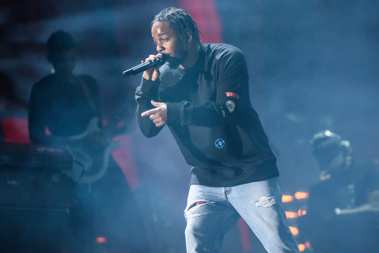 El rapero Kendrick Lamar dio uno de los shows más destacados de la noche.