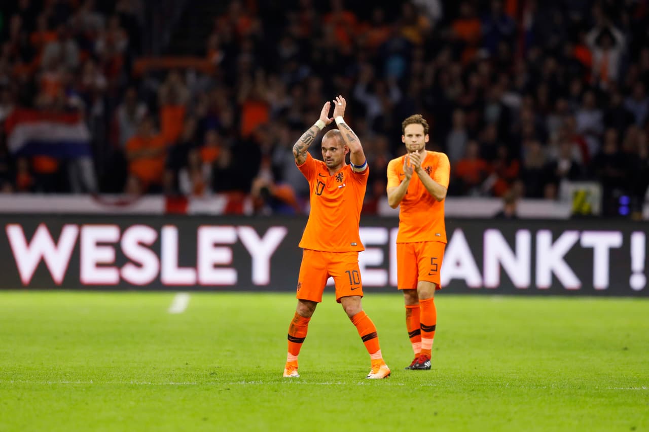 Fue la última vez que Sneijder escuchó corearse su nombre como jugador de la 
<i>Orange, </i>que al final se impuso 2-1 contra Perú con otro gol de Depay.