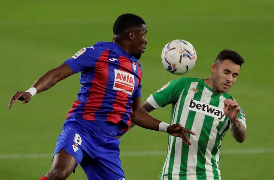 Real Betis no puede con Eibar, pierde 0-2 y se encuentra a dos posiciones del descenso en La Liga. Yoshinori Muto se encargó de hacer el primer tanto para su equipo, seguido de Esteban Burgos, quien cobró penal a favor de su equipo para llevarse la victoria en el Benito Villamarín.