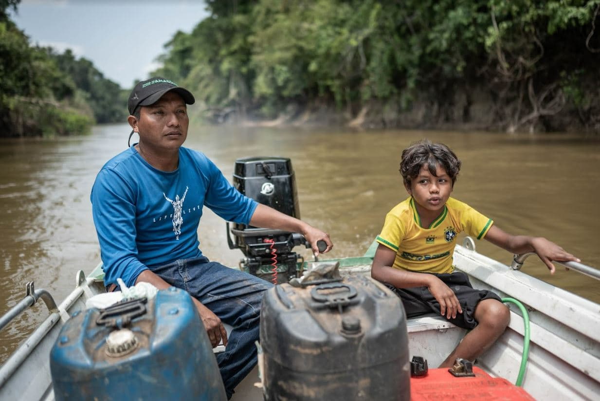 Eric Karipuna y su hijo Icaro (8 años) en el río Jacipara.
<br>