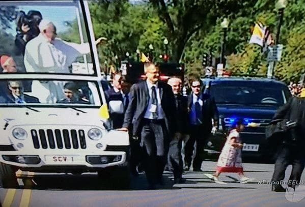 La niña Sophie Cruz le entregó una carta al Papa Francisco.
