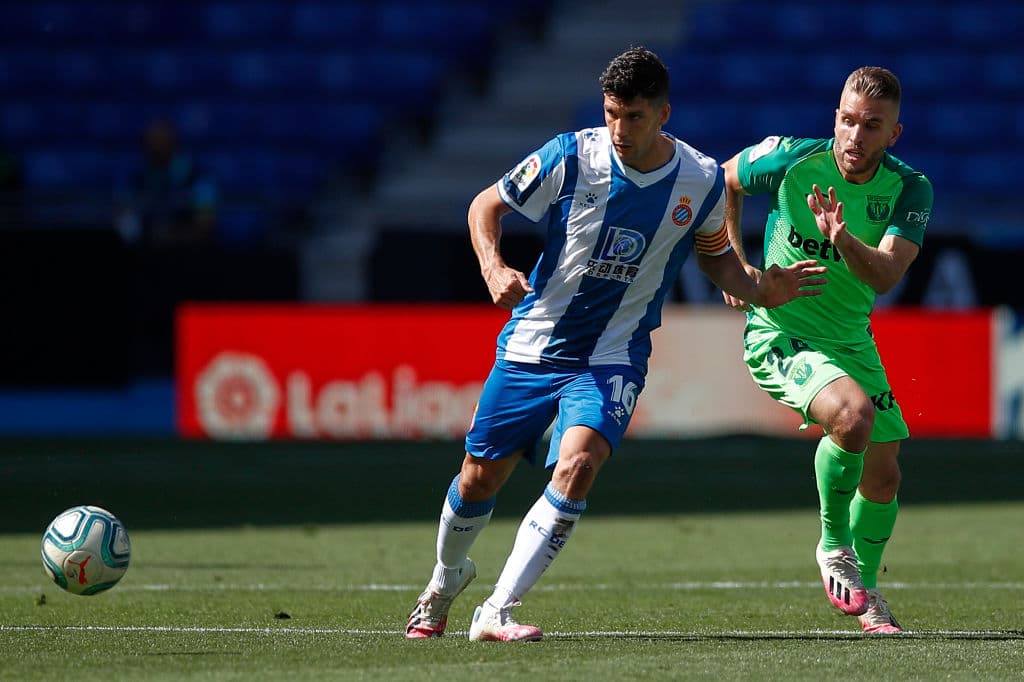 Javi Lopez no se quiere arriesragr a que Kevin Rodrigues le robe el balón, por lo que rápidamente toca el balón con David López y se libera de la presión.