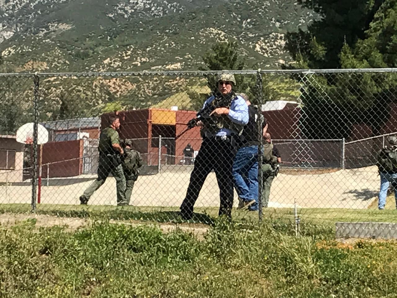 El Departamento de Policía de San Bernardino fue alertado sobre un tiroteo en la escuela primaria a las 10:27am (hora local) e inmediatamente acudió a la escena.