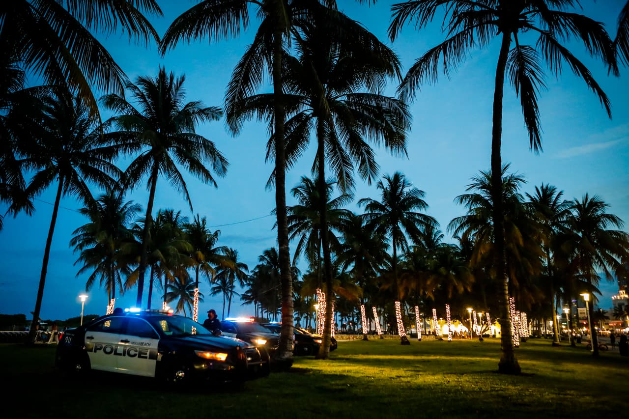 Es el segundo año seguido que la ciudad de Miami Beach se ve obligada a tomar este tipo de medidas, ante la gran cantidad de personas que llegan por el spring break, y los desórdenes y actos de violencia que algunos llevan a cabo.
<br>