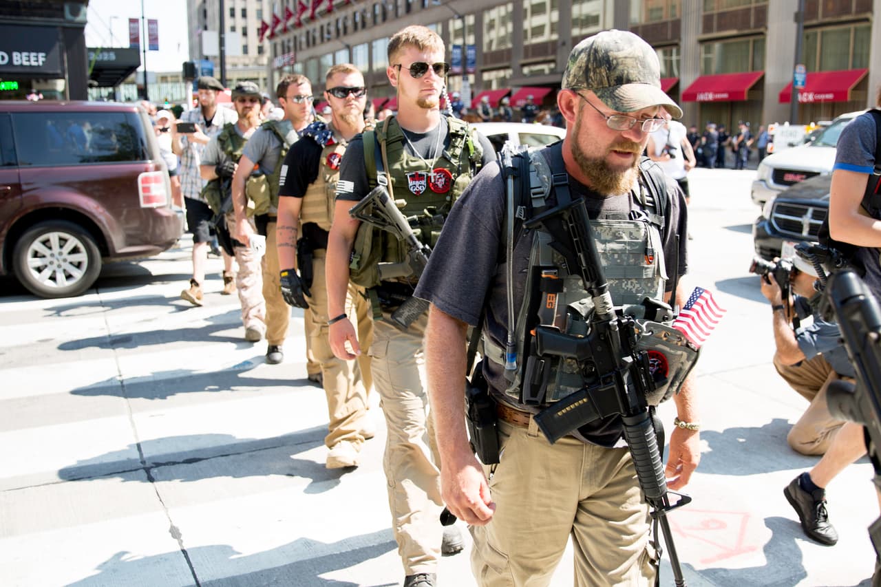 MARTES 19 DE JULIO. 3:51 PM. Un Grupo civil armado del estado de Ohio, el West Ohio Minutemen, pasea por las calles del centro de Cleveland. Manifestaron su derecho constitucional a portar armas y se declaran políticamente neutrales, no apoyan a ningún partido político. En este momento se dirigen a la plaza Public Square, donde están todos los manifestantes reunidos.