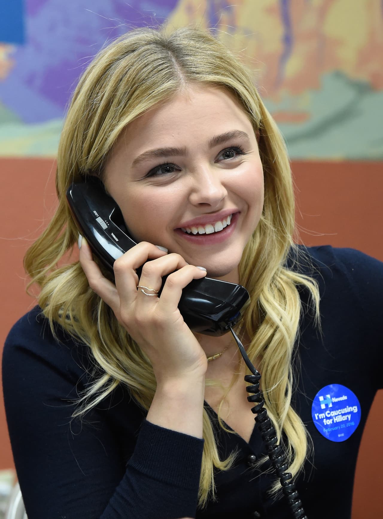 Aquí la vemos contestando llamadas de donadores en un evento en Nevada hace unas semanas.