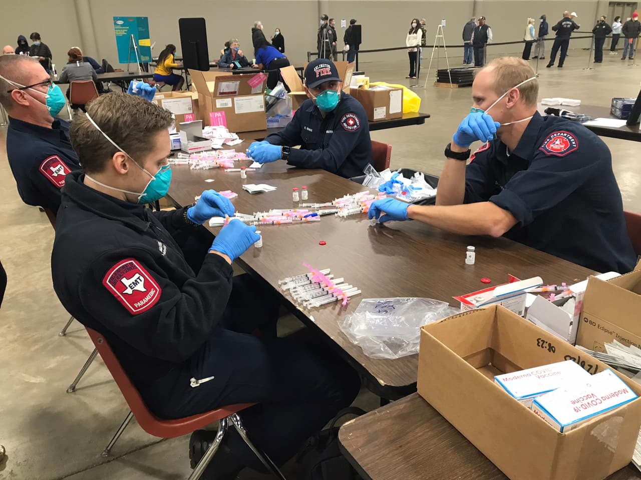 Este miércoles por la mañana el Centro de Vacunación que abrió la semana pasada en Arlington comenzó a vacunar a personal de emergencia y trabajadores de salud.
<br>