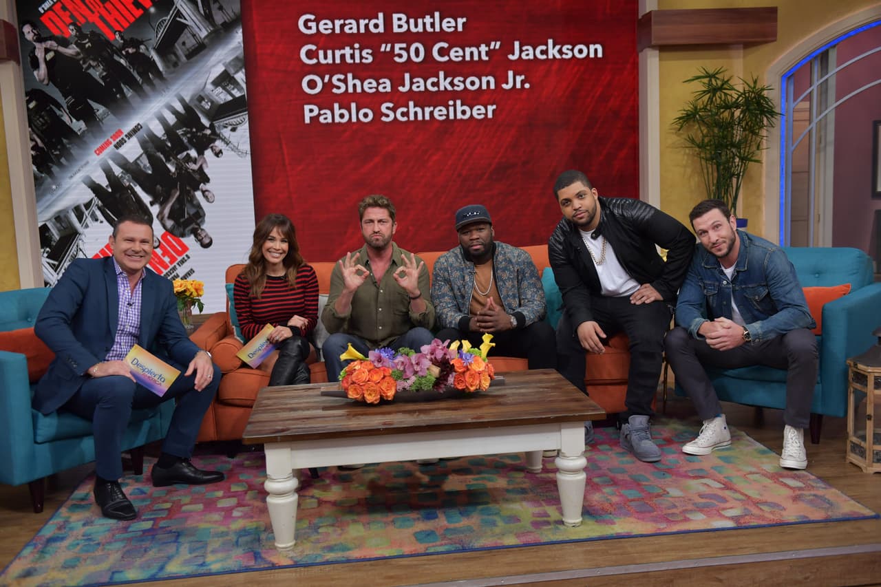 Después de terminar la entrevista, uno de estos actores se quedó para pasar más tiempo en el programa.