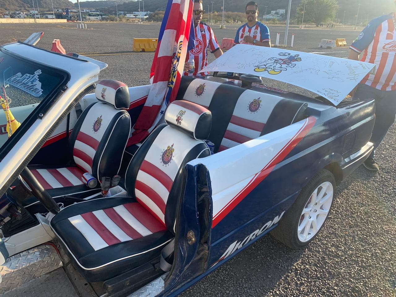 Los afortunados aficionados que consiguieron boleto para el partido más esperado de la temporada regular, comienzan a tomar sus lugares en el Estadio Akron a minutos del pitazo inicial.
