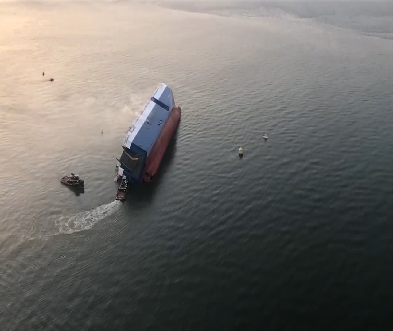 Luego de reportarse el incidente, equipos de emergencia estatales y locales se sumaron a los esfuerzos de rescate de las personas a bordo, indicaron las autoridades.