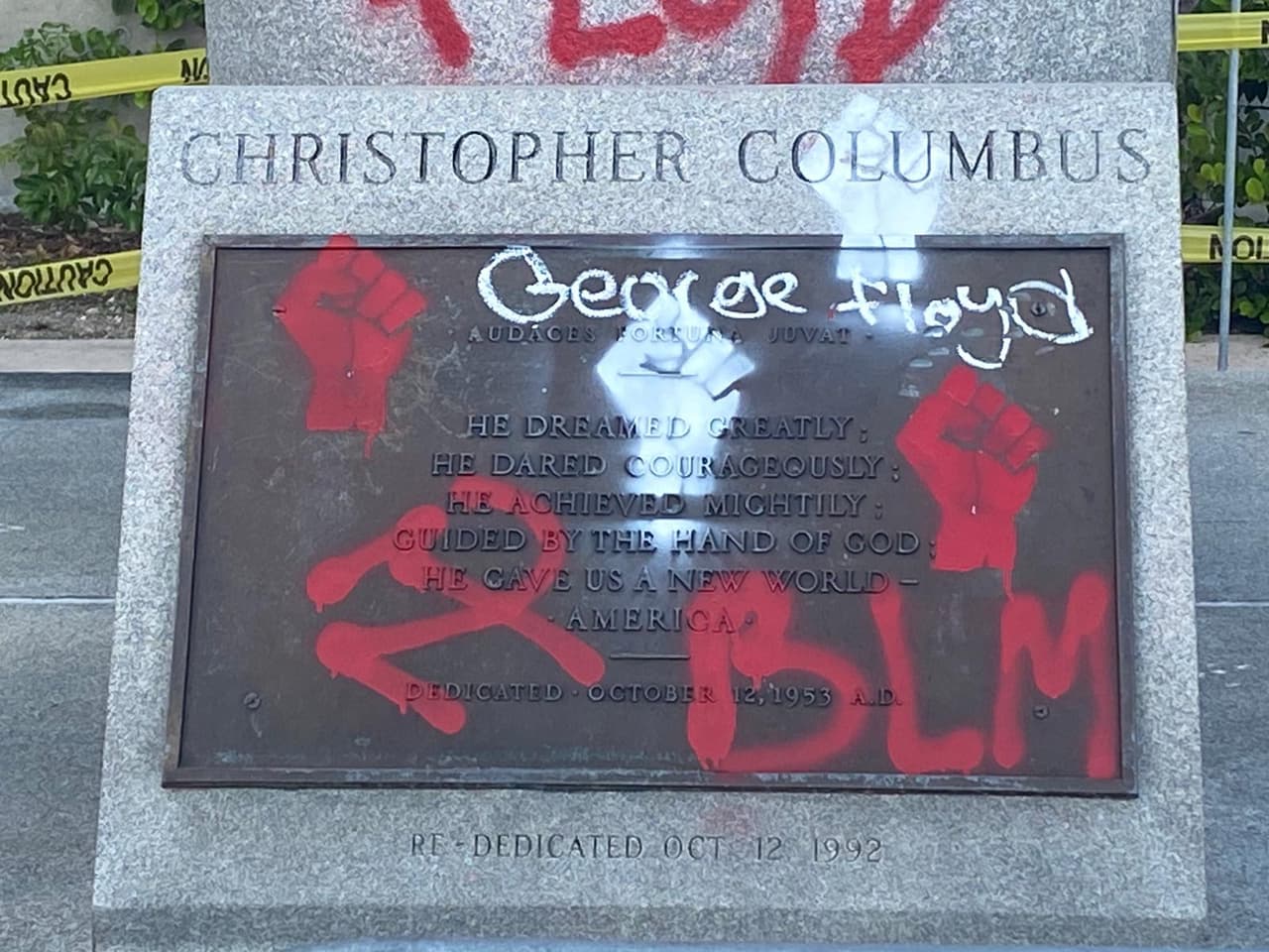 En esta imagen se puede ver el nombre de George Floyd pintado en blanco, así como las iniciales del movimiento "Black Live Matter".