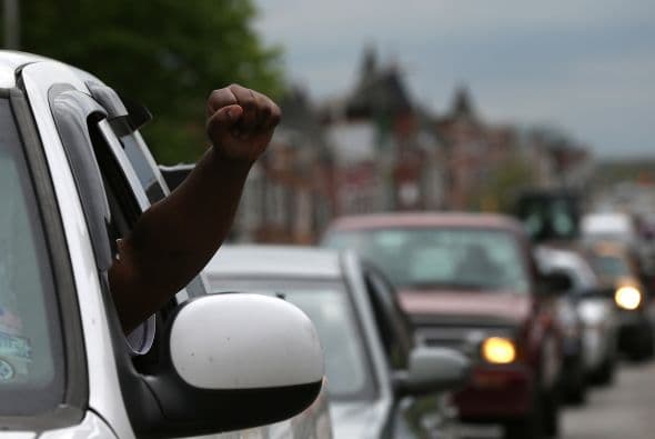 Al conocerse la sorpresiva decisión de imputar a los seis agentes, los ciudadanos de Baltimore salieron a la calle para celebrar la decisión judicial.