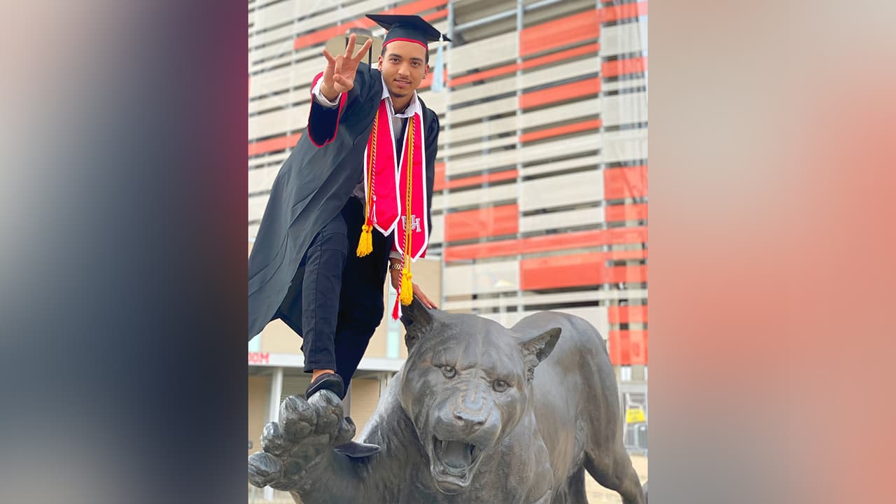 Al terminar los estudios, Ikner festeja recibir su título y estar libre de deudas. La crisis del 
<b><a href="https://www.univision.com/local/houston-kxln/el-plan-en-houston-para-que-se-cumplan-medidas-contra-el-coronavirus-durante-el-feriado-del-memorial-day-video">coronavirus </a></b>n o permitió que se realizaran fiestas de graduaciones.