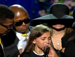 Al hablar de su padre, la chica, quien rompió el silencio de sus hermanos al hablar públicamente durante el funeral de su padre en 2009, dijo que poco a poco se ha ido reponiendo a la pérdida y que "siempre que me acuerdo de él lo recuerdo con una sonrisa". _____________________________________ Mira la entrevista de Oprah y Paris Jackson en la parte inferior de la galería de fotos.