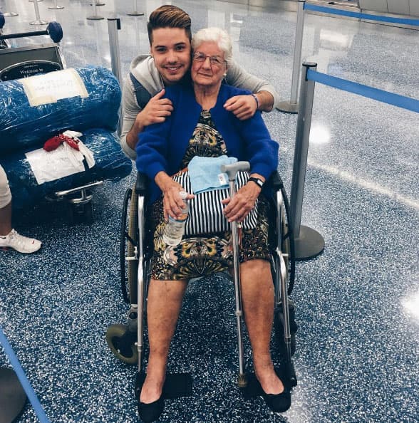 William Valdes: "Hace 13 años dejé mi país Cuba y jamás se me olvida el día que me fui te veía de lejos y las lágrimas no me dejaban de salir eso fue lo que sentí hoy al verte regresar. Espero verte pronto. Te amo abuela Paquita". (Junio 10, 2016)