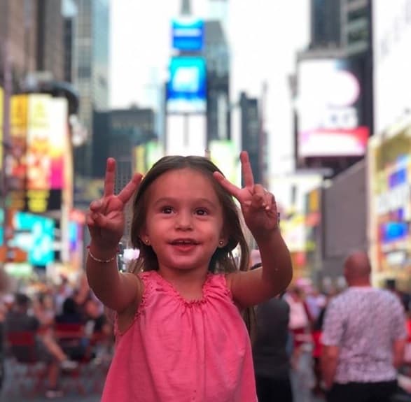 En 2016 
<b><a href="https://www.univision.com/shows/hoy/conoce-el-album-familiar-de-arath-de-la-torre-y-su-secreto-mas-intimo-sobre-una-nueva-posibilidad-de-ser-papa-video" target="_blank">la familia creció</a></b> con el nacimiento de Lía, la tercera hija del actor.