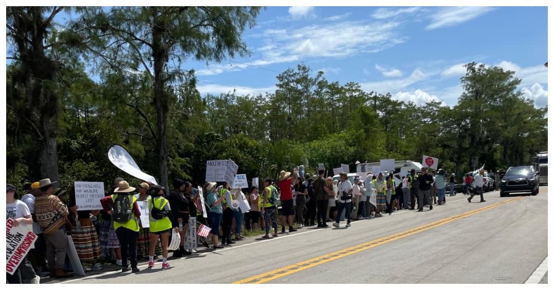 Protestas contra visita del presidente Trump al centro de detención de inmigrantes en los Everglades.