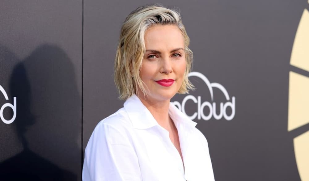 Charlize Theron cayó sobre su cuello en la grabación de una película