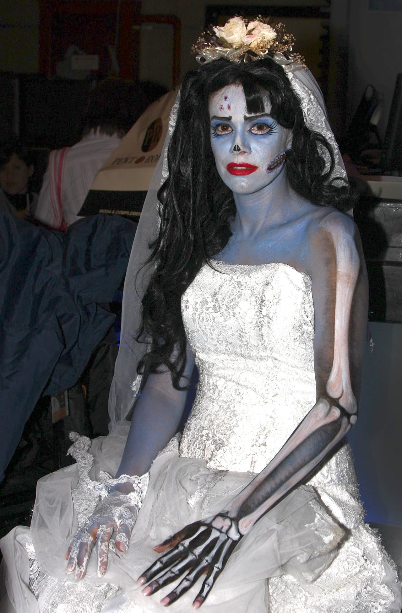 “Chela” se disfrazó como una novia muerta y fue el foco de atención, por lo menos Enzzo no le quitó la mirada de encima. ¡Nosotros tampoco!