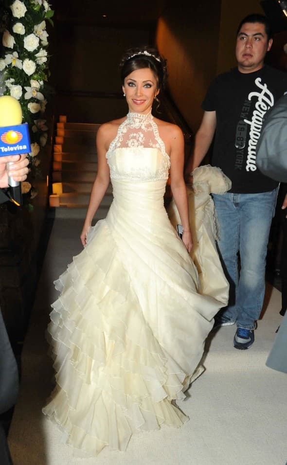 Anahí lució un vestido distinto a los anteriores en su segunda boda de “Dos Hogares”. ¿Qué les pareció?