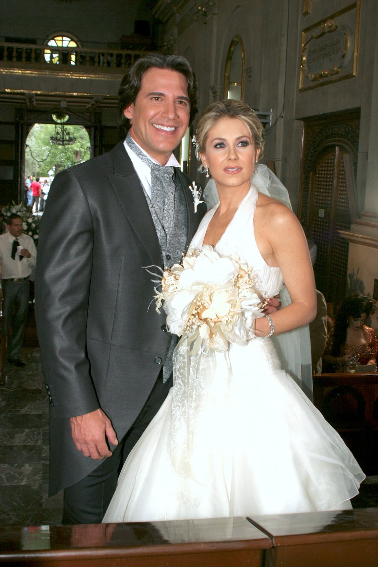 Aunque el ramillete parece hecho de flores artificiales, fueron una boda y una novia muy bonitas.