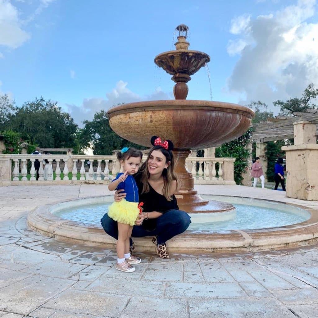Carolina y Chloé salieron a dar un paseo disfrazadas de Minnie Mouse y de la princesa Blancanieves.