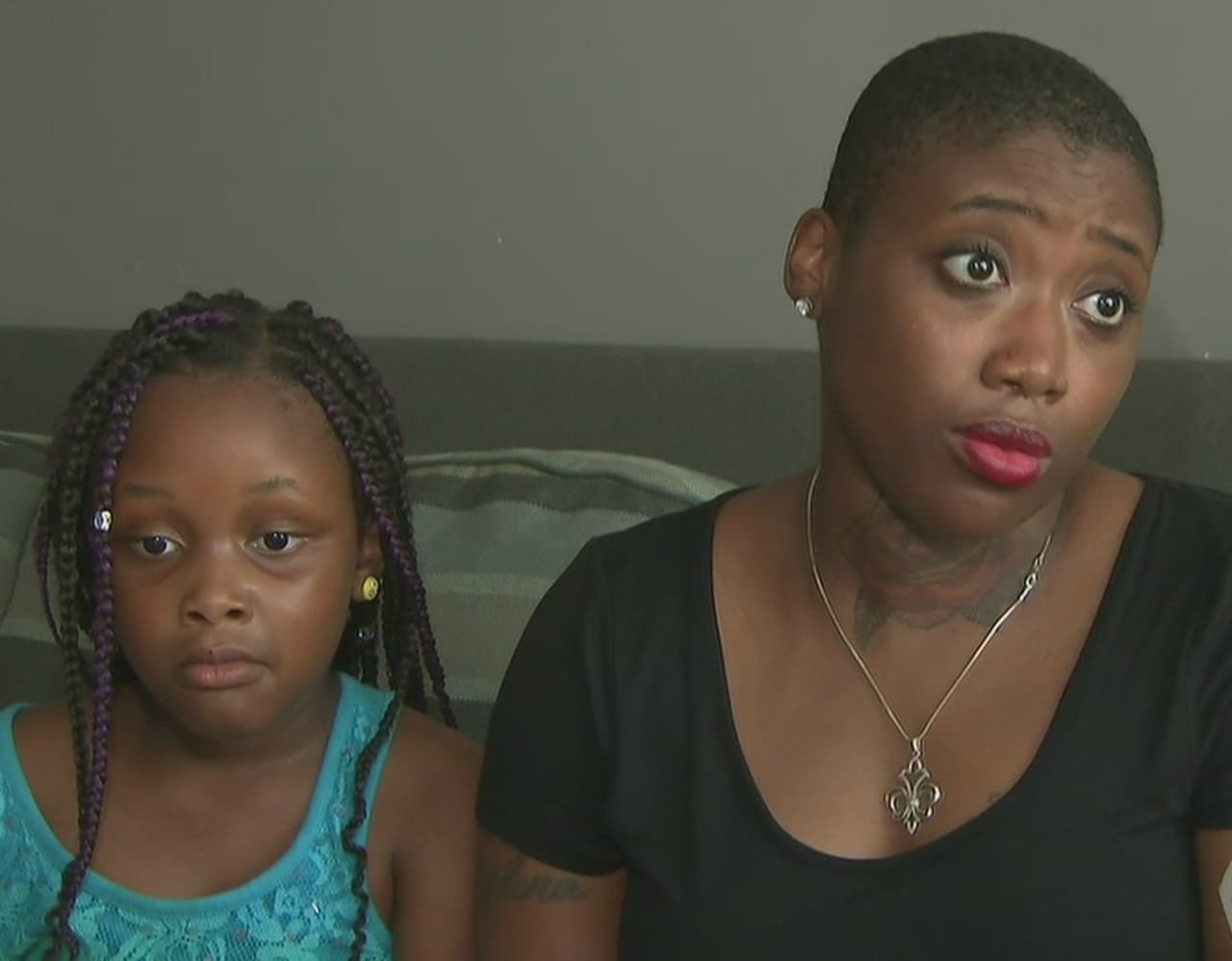 Madre demanda a escuela de Chicago por esposar a su hija de seis años 