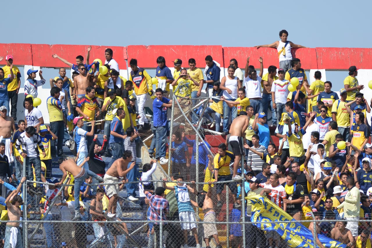 Y no solo en las gradas hubo bronca, sino también a la salido con barristas del Neza y con elementos de seguridad. El saldo fue de nueve detenidos.
