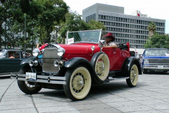 Casi dos mil vehículos clásicos desfilaron por las calles de la Ciudad de México para romper el Récord Guinness de más autos de este tipo en movimiento. Transitaron mil 721 autos, lo que superó la marca de Holanda, cuyo récord era de 948 vehículos. De acuerdo con las autoridades, el paso de estos autos clásicos fue visto por 250 mil asistentes. Circularon autos Datsun 1300, Jaguares, MG 59, Chevrolet apache, Alfa Romeo, Mercury, Porche, entre otros, que atrajeron la atención de capitalinos y visitantes. El paso de los vehículos fue interrumpido por el calentamiento de algunos que se quedaron en el camino y provocaron “cuellos de botella”; sin embargo, los organizadores confiaron en que los vehículos llegarían a la meta.