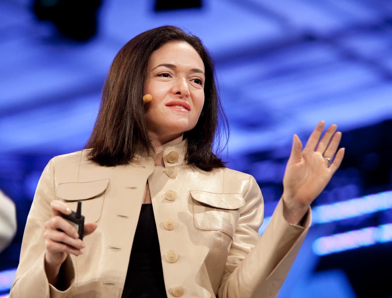<b>Facebook contrata a Sheryl Sandberg, marzo de 2008.</b> La reconocida ejecutiva de Google fue incorporada a la empresa de Zuckerberg como directora de operaciones. Sandberg aportó su liderazgo y la experiencia política que obtuvo cuando trabajó en el Departamento del Tesoro de la administración de Bill Clinton.