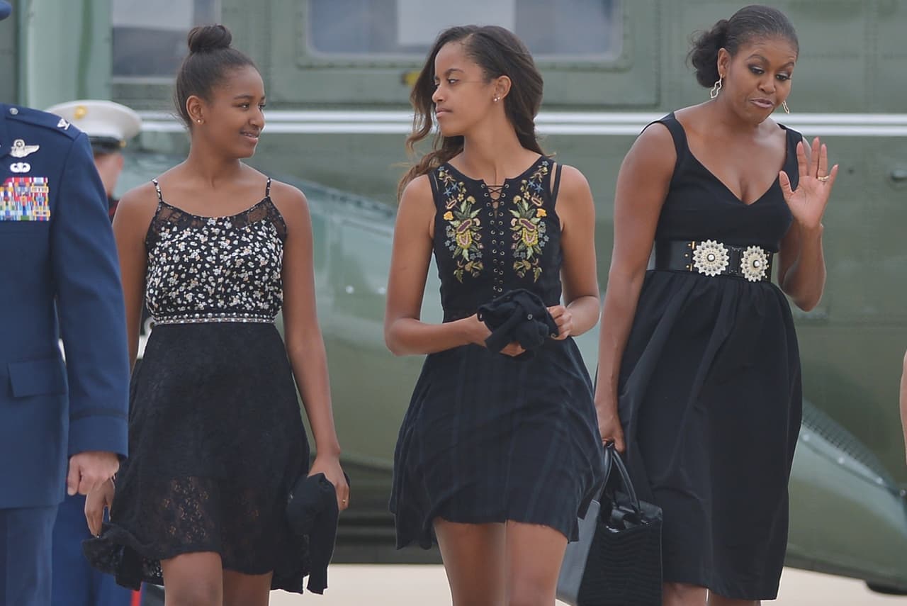 En 2014, Sasha, la menor de la familia, cumplía ya 13 años y lograba la altura y el estilo de su madre y su hermana mayor. Todas vestidas de negro se vieron en agosto de ese año de viaje a la boda de su chef perosnal Sam Kass.