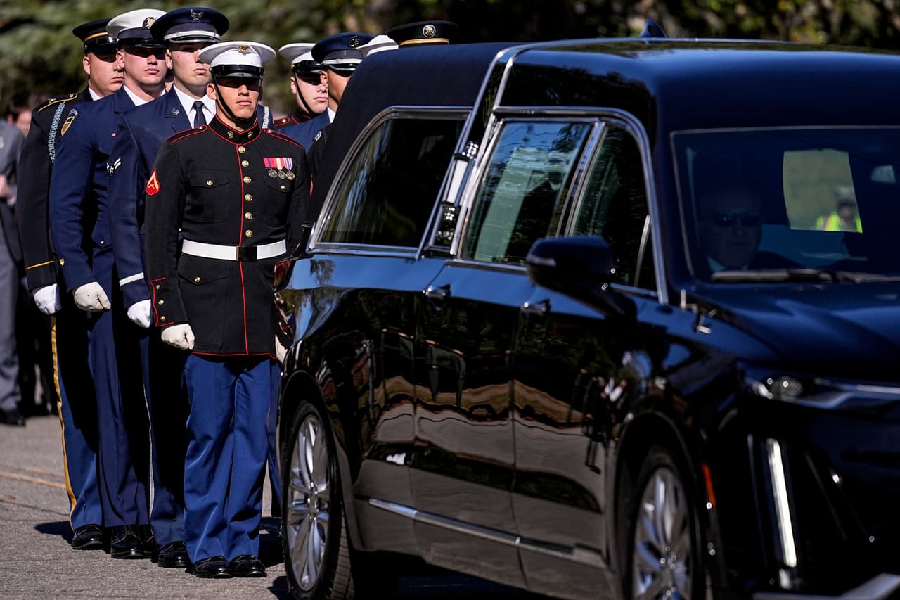 Un equipo de porteadores de las Fuerzas Armadas sigue el coche fúnebre durante el funeral de la ex primera dama Rosalynn Carter.