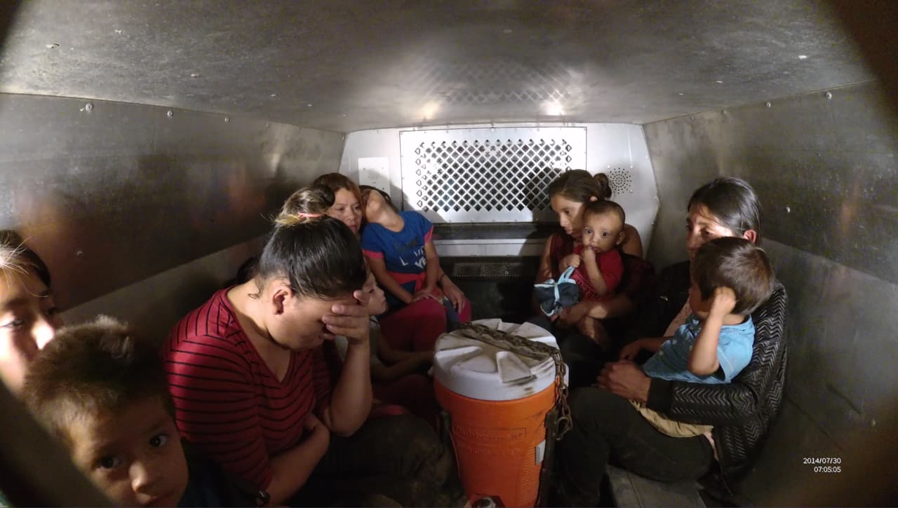 Por el radio los agentes son alertados de otro grupo que cruza, enseguida envían una patrulla para recogerlos, muchos buscan a los oficiales para entregarse.