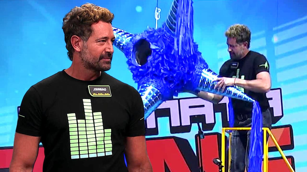 Gabriel Soto usa toda su fuerza en el juego de vaciar la piñata de Cero Ruido VIP