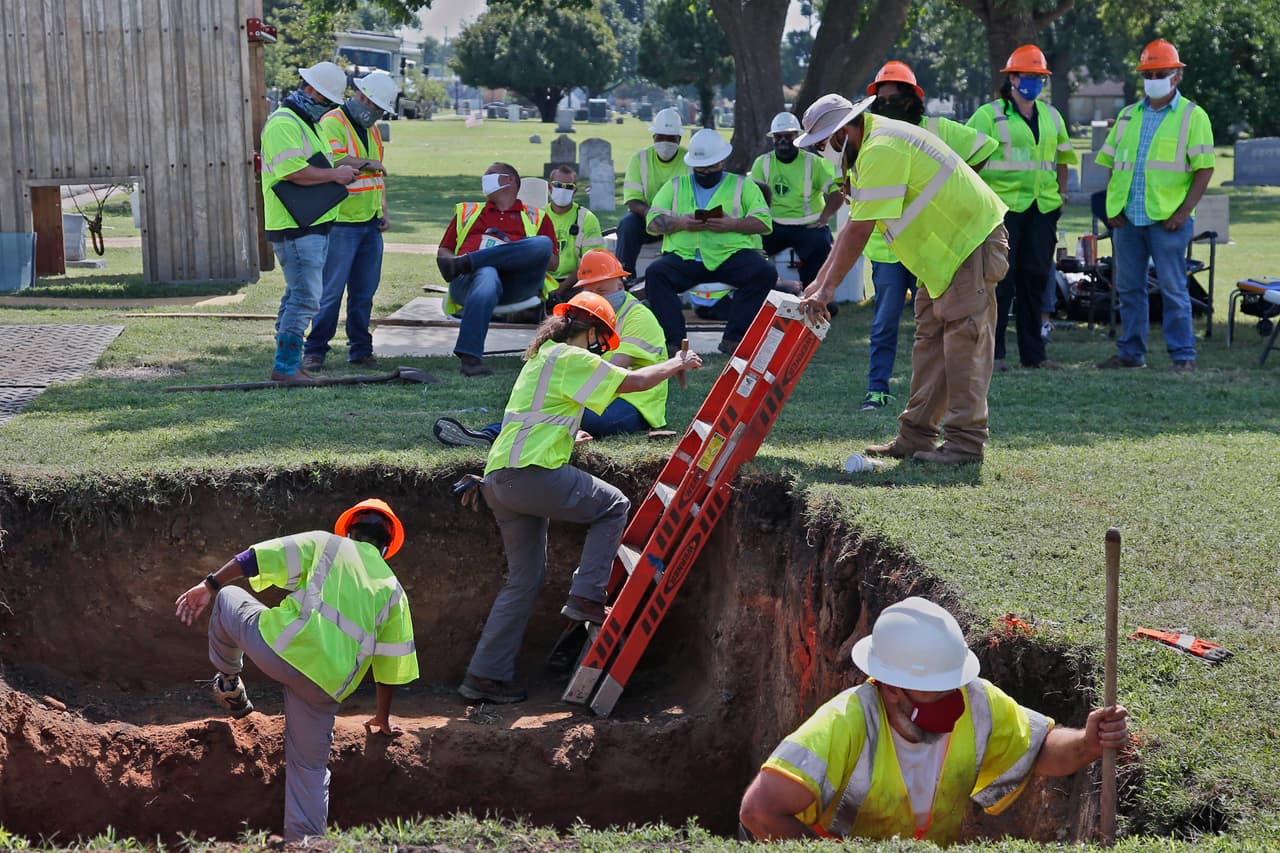 <b>La investigación continúa.</b>
<br>
<br>La ciudad de Tulsa ha seguido investigando los sucesos y el paradero de los cuerpos de las víctimas. Esta fotografía muestra los trabajos de excavación realizados en julio de 2020 en una posible fosa común de víctimas de la tragedia en 1921.
<br>