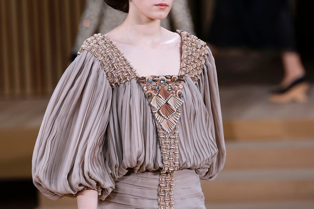Los bordados complejos y voluminosos marcaron la apuesta de Chanel que combinó elementos étnicos y pesados en telas vaporosas. De eso se trata la Alta Costura de piezas únicas que nunca más se van a repetir.