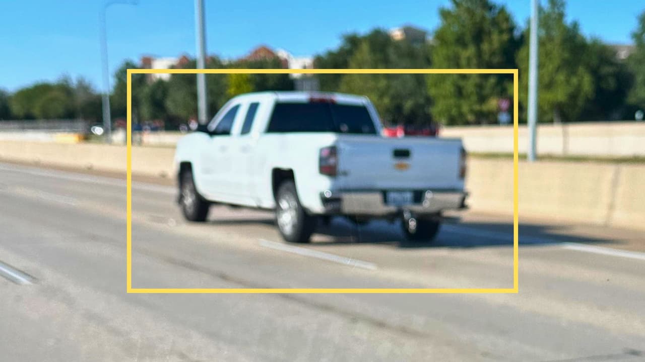 Una camioneta con luces similares a las de la policía circula por una concurrida autopista al norte de Dallas