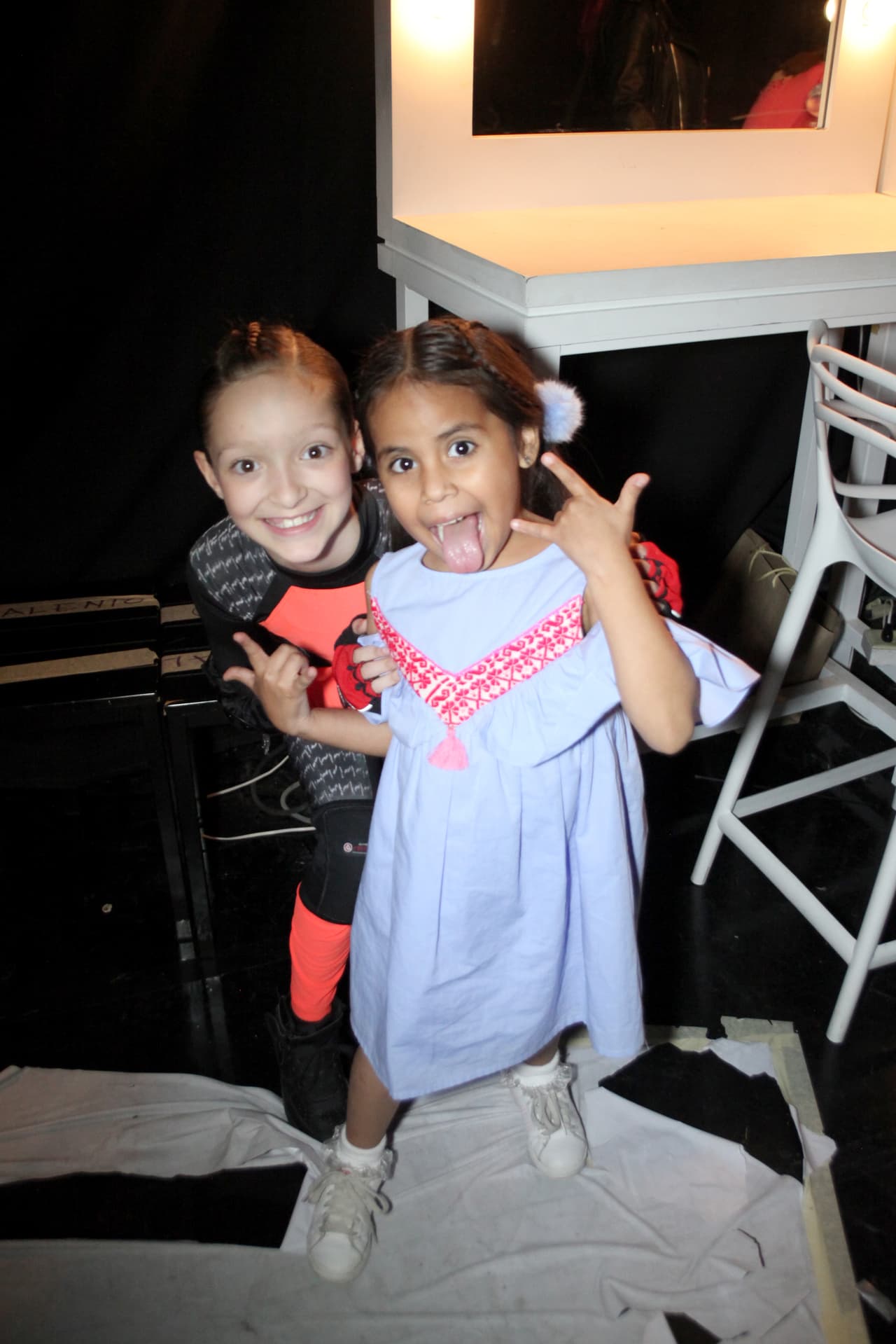 'Beba' y su Quinto elementito, Sofìa, disfrutan su compañía mientras esperan la hora de salir ante las cámaras.